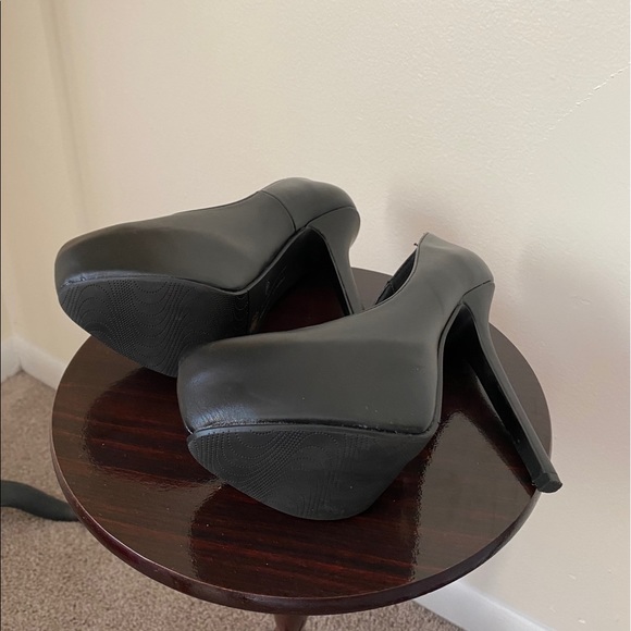 Heels - Picture 3 of 4